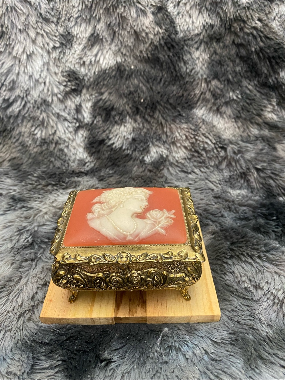 Vintage LINDEN Japan Victorian
Lady Cameo 
Musical Box